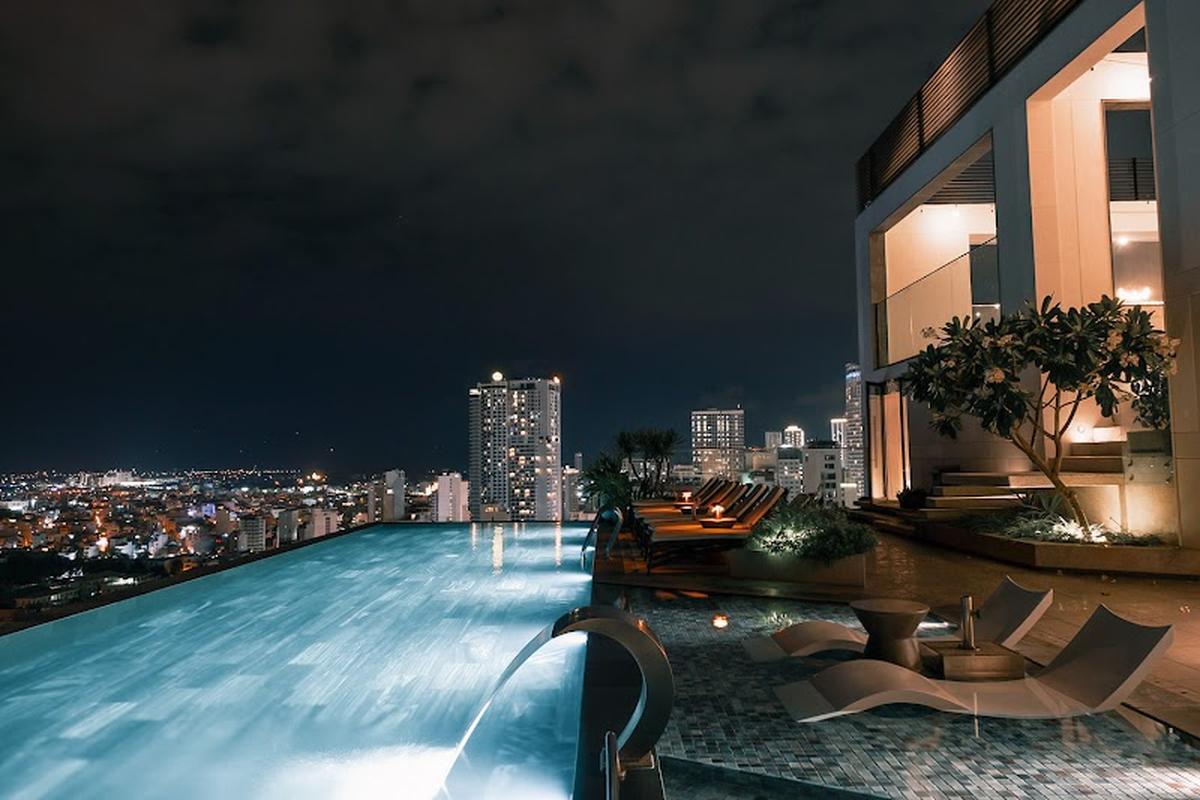 디셈버 호텔, 나트랑 여행 중 방문