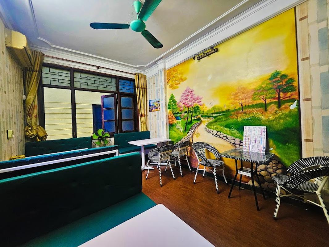 현지 느낌의 매장 프렌즈 커피 앤 푸드