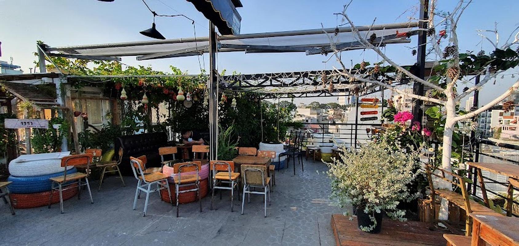 분위기 있는 떤딘성당핑크성당 1991 루프탑 커피 앤 모어