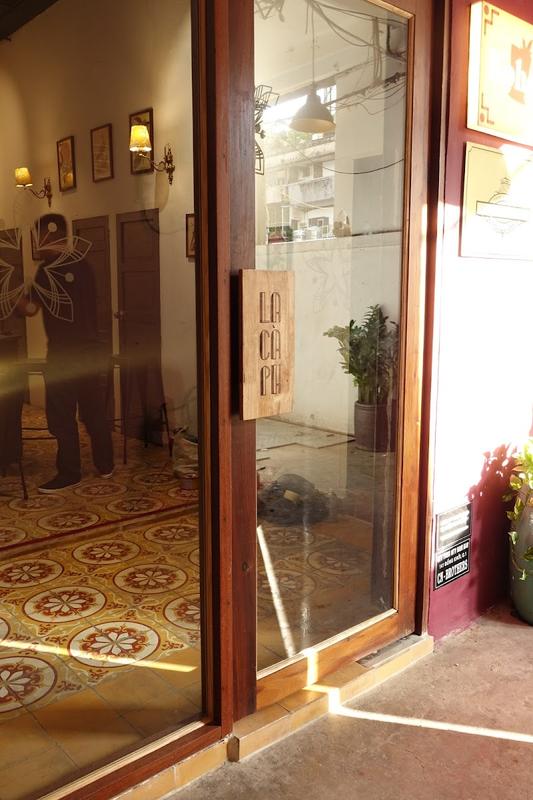 여행객 필수 사이공오페라하우스 라카프 커피 바