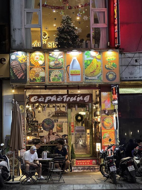 현지 느낌의 매장 엠피에이 커피 레스토랑