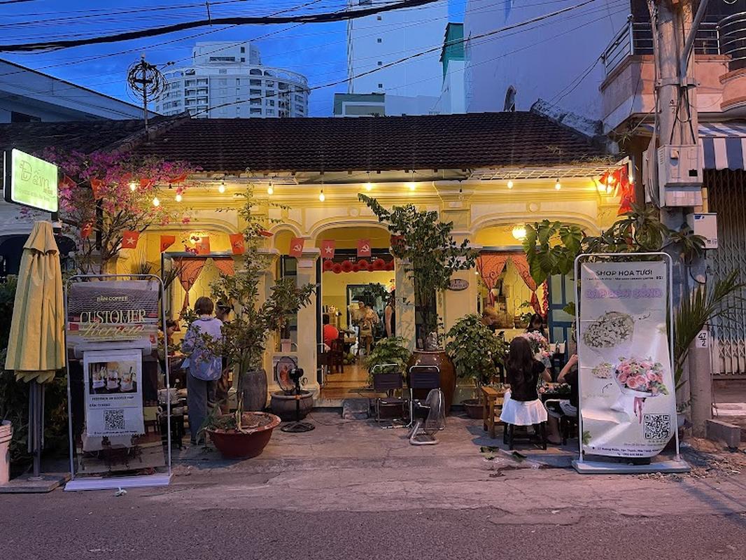 트렌디한 나트랑대성당돌교회 담 카페